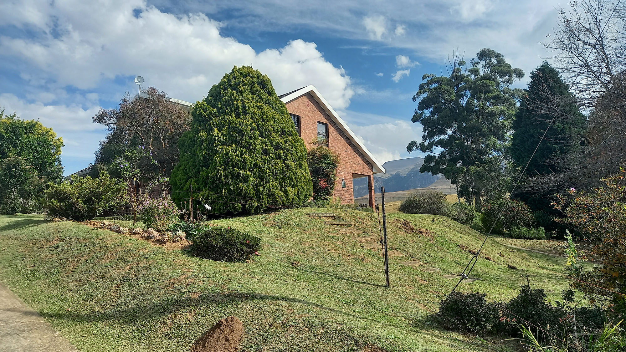 Misty Peaks luxury accommodation in South Africa's Central Drakensberg featuring stunning views and adventure activities.